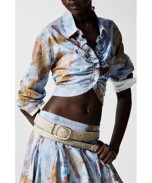 Desigual（デシグアル）の「ストライプ×フラワープリント クロップドシャツ（シャツ/ブラウス・レディース・ブルー・S/M/L/XL）」の2枚目の写真