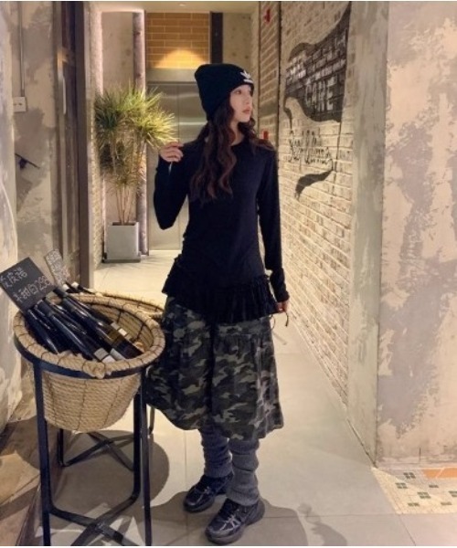 Vini（ヴィニ）の「フリルヘムトップス（Tシャツ/カットソー・レディース・ブラック/ホワイト・MEDIUM）」の10枚目の写真