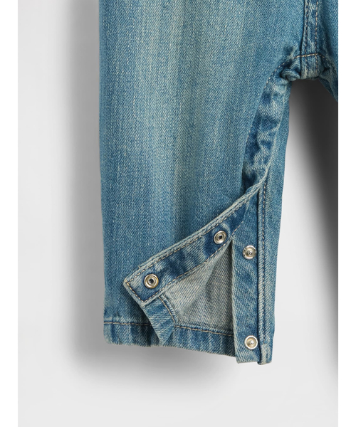 GAP（ギャップ）の「デニムサロペット (ベビー)（サロペット/オーバーオール・キッズ・インディゴブルー・70cm/80ｃｍ/90cm/60cm）」の3枚目の写真