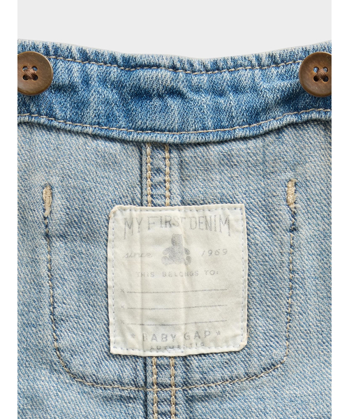GAP（ギャップ）の「デニムサロペット (ベビー)（サロペット/オーバーオール・キッズ・インディゴブルー・70cm/80ｃｍ/90cm/60cm）」の4枚目の写真