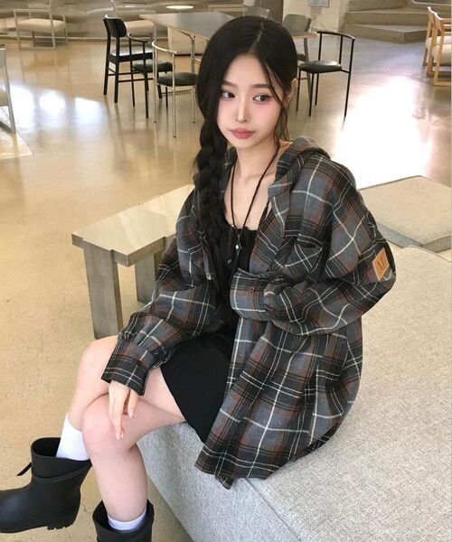 MUCENT(ムセント)の「アイコニックチェックフードシャツ(成人男女共用)(シャツ/ブラウス・レディース・ブラウン・FREE)」の6枚目の写真