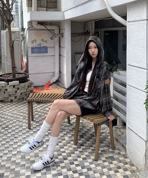 MUCENT(ムセント)の「アイコニックチェックフードシャツ(成人男女共用)(シャツ/ブラウス・レディース・ブラウン・FREE)」の5枚目の写真