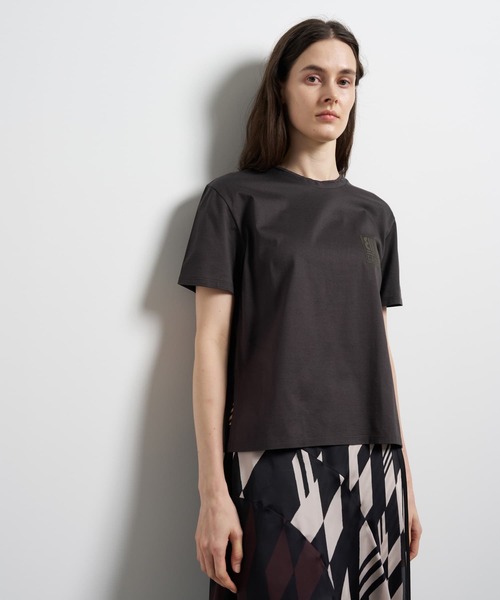 LANVIN en Bleu（ランバンオンブルー）の「ワンポイントスクエアロゴTシャツ（Tシャツ/カットソー・レディース・ブラック/ベージュ/チャコールグレー/ピンク/オフホワイト・38）」の17枚目の写真