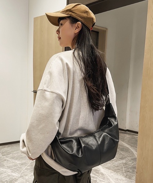 SHEPP(シープ)の「【26年夏新作】フェイクレザー リンクルハーフムーンショルダーバッグ(ショルダーバッグ・メンズ・ブラック/ホワイト・F)」の5枚目の写真
