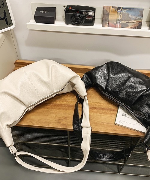 SHEPP(シープ)の「【26年夏新作】フェイクレザー リンクルハーフムーンショルダーバッグ(ショルダーバッグ・メンズ・ブラック/ホワイト・F)」の17枚目の写真