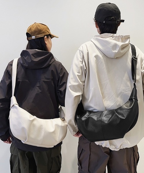 SHEPP(シープ)の「【26年夏新作】フェイクレザー リンクルハーフムーンショルダーバッグ(ショルダーバッグ・メンズ・ブラック/ホワイト・F)」の15枚目の写真