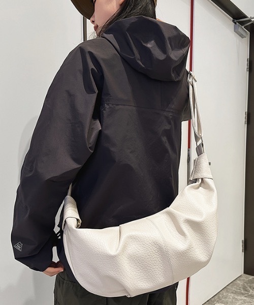 SHEPP(シープ)の「【26年夏新作】フェイクレザー リンクルハーフムーンショルダーバッグ(ショルダーバッグ・メンズ・ブラック/ホワイト・F)」の4枚目の写真