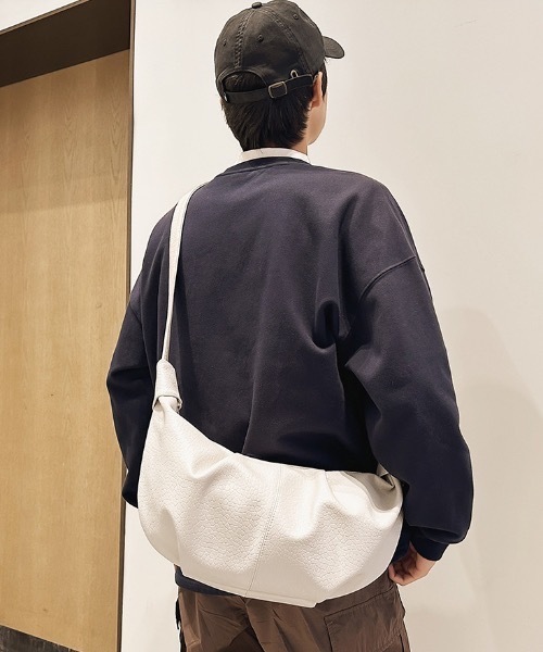 SHEPP(シープ)の「【26年夏新作】フェイクレザー リンクルハーフムーンショルダーバッグ(ショルダーバッグ・メンズ・ブラック/ホワイト・F)」の3枚目の写真