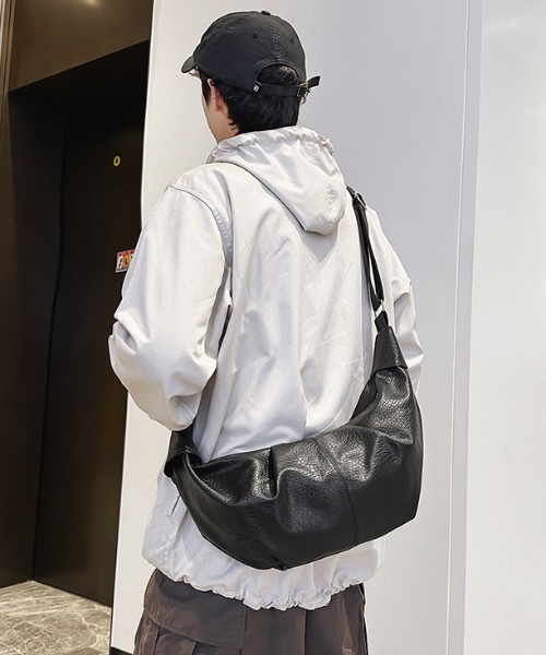 SHEPP(シープ)の「【26年夏新作】フェイクレザー リンクルハーフムーンショルダーバッグ(ショルダーバッグ・メンズ・ブラック/ホワイト・F)」の18枚目の写真