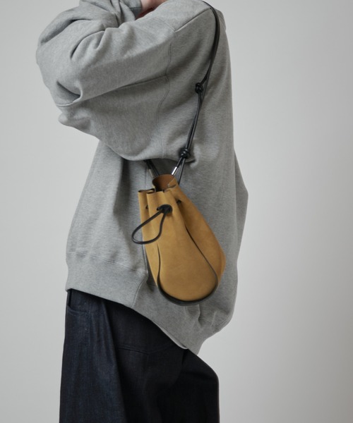 ITTI(イッチ)の「HERRIE KINCHAKU POUCH - GPM / MOSSA LDN(ショルダーバッグ・メンズ・ブラック/キャメル・FREE)」の2枚目の写真