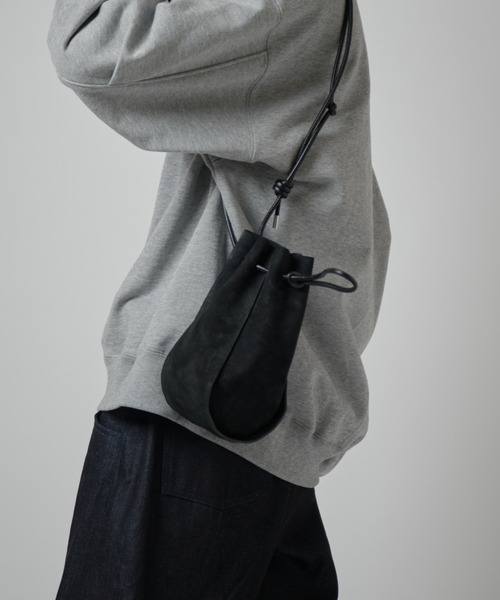 ITTI(イッチ)の「HERRIE KINCHAKU POUCH - GPM / MOSSA LDN(ショルダーバッグ・メンズ・ブラック/キャメル・FREE)」の1枚目の写真
