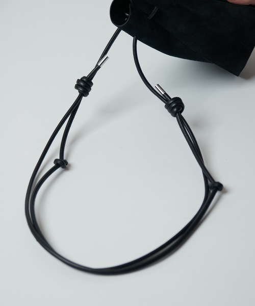 ITTI(イッチ)の「HERRIE KINCHAKU POUCH - GPM / MOSSA LDN(ショルダーバッグ・メンズ・ブラック/キャメル・FREE)」の6枚目の写真
