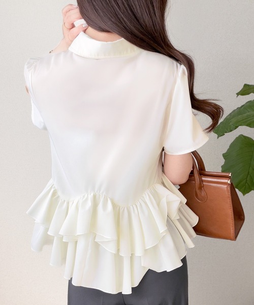 mily bilet（ミウィビレット）の「【mily bilet】360度どこから見ても可愛い！華奢見えが叶う♪無地＆ストライプ襟付き裾ダブルフリルシャツ(半袖)（シャツ/ブラウス・レディース・オフホワイト/ブルー系/ブラック・MEDIUM/SMALL/LARGE/X-LARGE）」の6枚目の写真