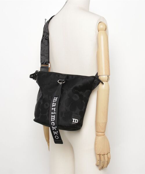 marimekko(マリメッコ)の「【ZOZO限定 ノベルティ付】Unikko / Carry All Unikko shoulder bag(ショルダーバッグ・レディース・ブラック・FREE)」の13枚目の写真