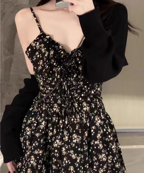 CELENA BEATS(セレナビーツ)の「小花柄 シャーリング キャミソール フレアシルエット ミニ ワンピース(ワンピース・レディース・ブラック・S/M/L)」の16枚目の写真