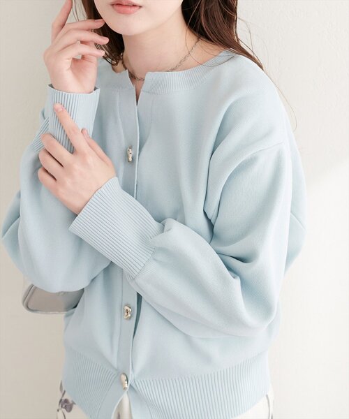 natural couture（ナチュラルクチュール）の「キーネックポリカーデ（カーディガン/ボレロ・レディース・レッド/チャコールグレー/オフホワイト/サックスブルー/グレイッシュベージュ・FREE）」の5枚目の写真