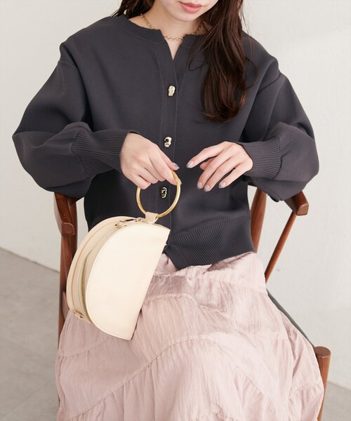 natural couture（ナチュラルクチュール）の「キーネックポリカーデ（カーディガン/ボレロ・レディース・レッド/チャコールグレー/オフホワイト/サックスブルー/グレイッシュベージュ・FREE）」の3枚目の写真