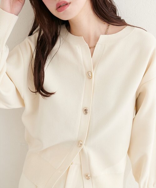 natural couture（ナチュラルクチュール）の「キーネックポリカーデ（カーディガン/ボレロ・レディース・レッド/チャコールグレー/オフホワイト/サックスブルー/グレイッシュベージュ・FREE）」の6枚目の写真