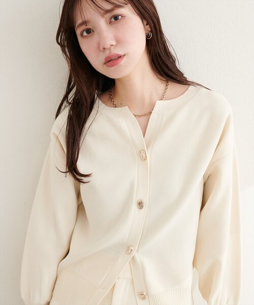 natural couture（ナチュラルクチュール）の「キーネックポリカーデ（カーディガン/ボレロ・レディース・レッド/チャコールグレー/オフホワイト/サックスブルー/グレイッシュベージュ・FREE）」の7枚目の写真