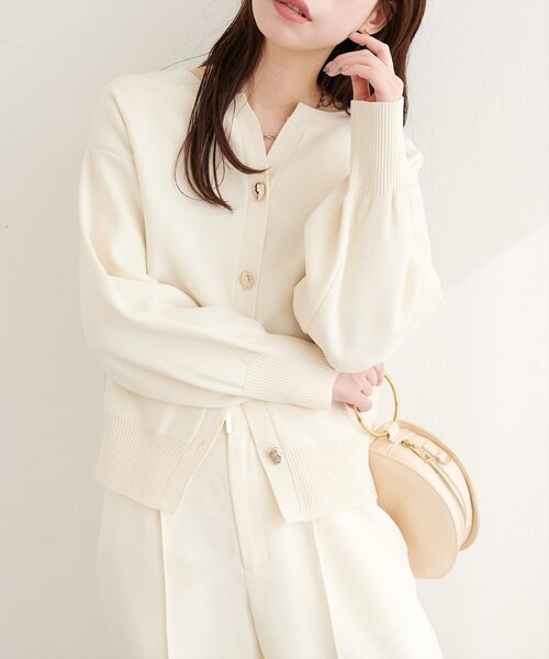 natural couture（ナチュラルクチュール）の「キーネックポリカーデ（カーディガン/ボレロ・レディース・レッド/チャコールグレー/オフホワイト/サックスブルー/グレイッシュベージュ・FREE）」の8枚目の写真