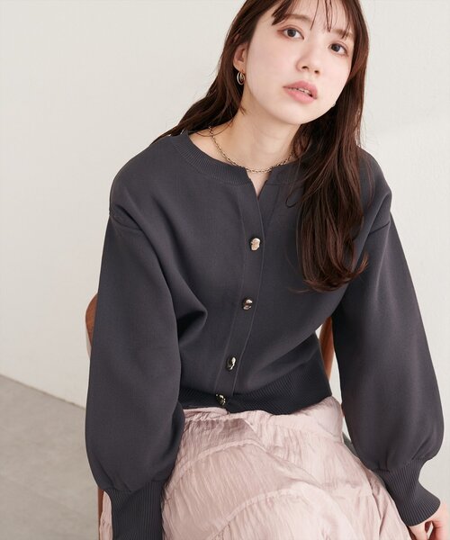 natural couture（ナチュラルクチュール）の「キーネックポリカーデ（カーディガン/ボレロ・レディース・レッド/チャコールグレー/オフホワイト/サックスブルー/グレイッシュベージュ・FREE）」の21枚目の写真