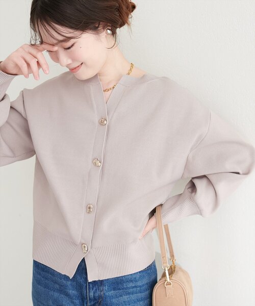 natural couture（ナチュラルクチュール）の「キーネックポリカーデ（カーディガン/ボレロ・レディース・レッド/チャコールグレー/オフホワイト/サックスブルー/グレイッシュベージュ・FREE）」の4枚目の写真