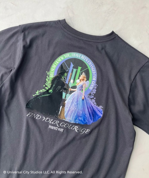 AS KNOW AS plus(アズノゥアズプラス)の「〇アクリルキーホルダー付き WICKED Tシャツ 【WICKED/ウィキッド】(Tシャツ/カットソー・レディース・グリーン/ピンク/オフホワイト/チャコールグレー・FREE)」の2枚目の写真