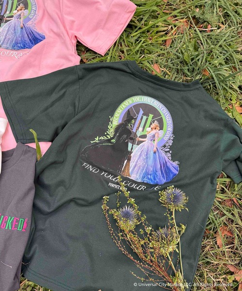 AS KNOW AS plus(アズノゥアズプラス)の「〇アクリルキーホルダー付き WICKED Tシャツ 【WICKED/ウィキッド】(Tシャツ/カットソー・レディース・グリーン/ピンク/オフホワイト/チャコールグレー・FREE)」の3枚目の写真