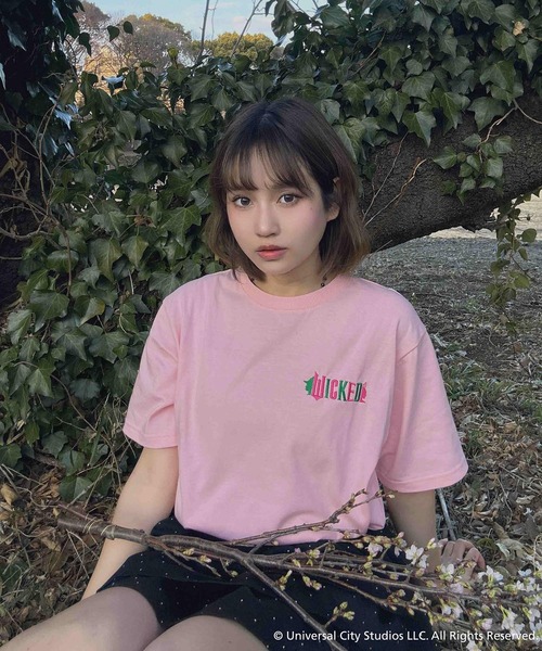 AS KNOW AS plus(アズノゥアズプラス)の「〇アクリルキーホルダー付き WICKED Tシャツ 【WICKED/ウィキッド】(Tシャツ/カットソー・レディース・グリーン/ピンク/オフホワイト/チャコールグレー・FREE)」の5枚目の写真