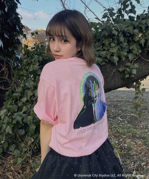 AS KNOW AS plus(アズノゥアズプラス)の「〇アクリルキーホルダー付き WICKED Tシャツ 【WICKED/ウィキッド】(Tシャツ/カットソー・レディース・グリーン/ピンク/オフホワイト/チャコールグレー・FREE)」の6枚目の写真