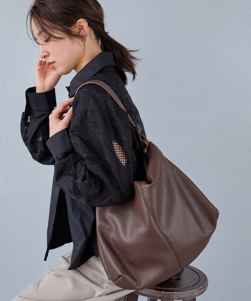 murea(ミュレア)の「センターラインステッチショルダーバッグ(ショルダーバッグ・レディース・ブラック/ブラウン/ベージュ・FREE)」の3枚目の写真