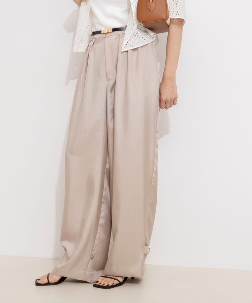 NOLLEY’S（ノーリーズ）の「【一部店舗＆WEB限定カラー】ウォッシャブル高機能サテン裾タブ付きパンツ（その他パンツ・レディース・ベビーピンク/ベージュ/イエロー・38/36）」の2枚目の写真