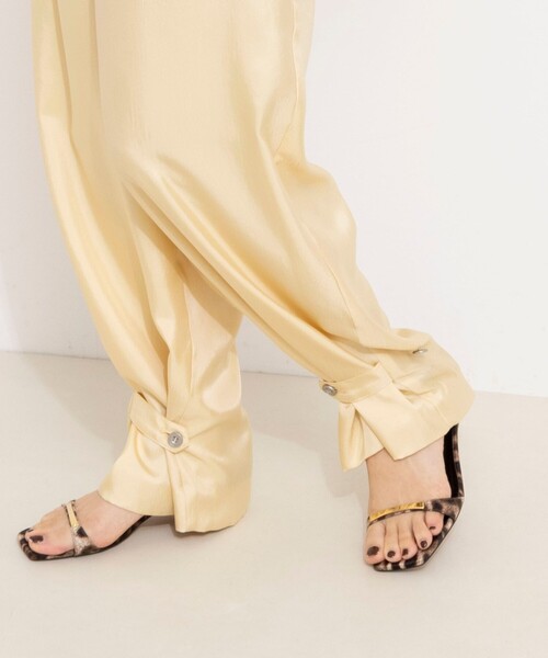 NOLLEY’S（ノーリーズ）の「【一部店舗＆WEB限定カラー】ウォッシャブル高機能サテン裾タブ付きパンツ（その他パンツ・レディース・ベビーピンク/ベージュ/イエロー・38/36）」の15枚目の写真