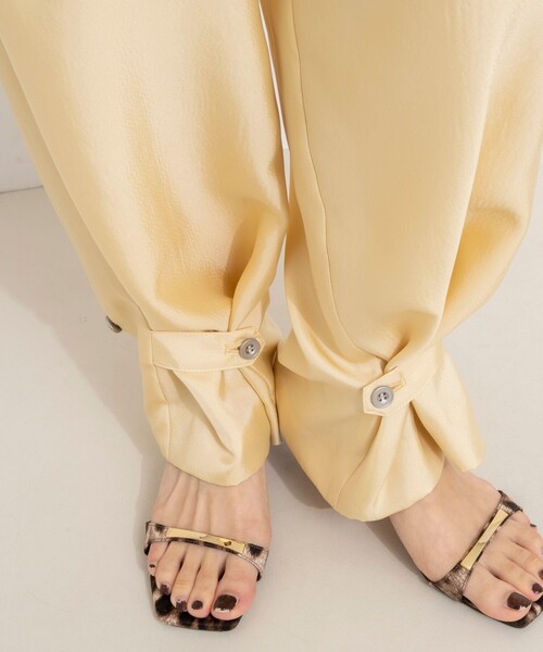 NOLLEY’S（ノーリーズ）の「【一部店舗＆WEB限定カラー】ウォッシャブル高機能サテン裾タブ付きパンツ（その他パンツ・レディース・ベビーピンク/ベージュ/イエロー・38/36）」の16枚目の写真