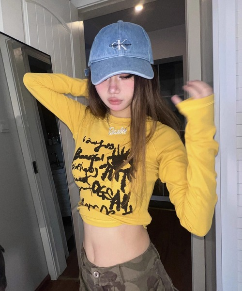 VIBGYOR(ヴィブジョー)の「【EIZZ/アイズ】スリムフィット クロップド グラフィック ロングスリーブ Tシャツ(Tシャツ/カットソー・レディース・イエロー・FREE)」の1枚目の写真