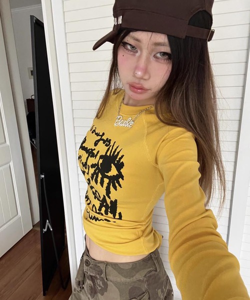 VIBGYOR(ヴィブジョー)の「【EIZZ/アイズ】スリムフィット クロップド グラフィック ロングスリーブ Tシャツ(Tシャツ/カットソー・レディース・イエロー・FREE)」の5枚目の写真