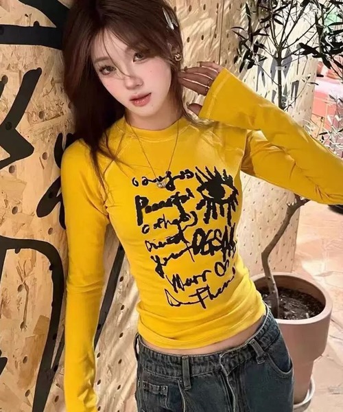 VIBGYOR(ヴィブジョー)の「【EIZZ/アイズ】スリムフィット クロップド グラフィック ロングスリーブ Tシャツ(Tシャツ/カットソー・レディース・イエロー・FREE)」の4枚目の写真