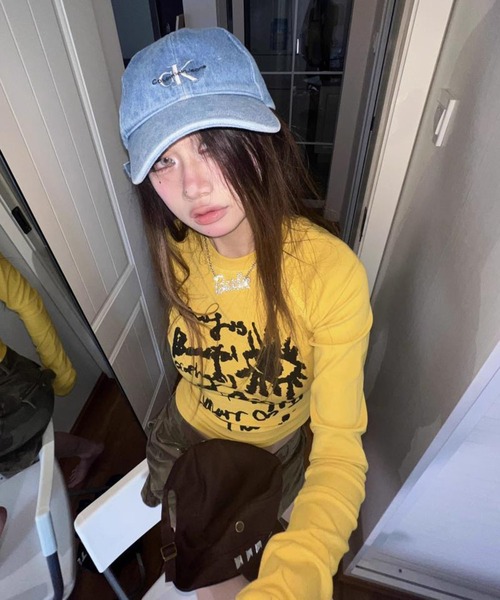 VIBGYOR(ヴィブジョー)の「【EIZZ/アイズ】スリムフィット クロップド グラフィック ロングスリーブ Tシャツ(Tシャツ/カットソー・レディース・イエロー・FREE)」の3枚目の写真