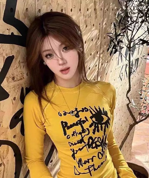 VIBGYOR(ヴィブジョー)の「【EIZZ/アイズ】スリムフィット クロップド グラフィック ロングスリーブ Tシャツ(Tシャツ/カットソー・レディース・イエロー・FREE)」の2枚目の写真