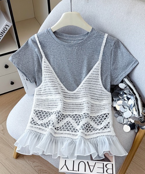 AMAJI（アマジ）の「【2点セット】クロシェ編み レースキャミ × Tシャツ / アンサンブル / レイヤード / 韓国ファッション / ガーリー / 2026 SS（Tシャツ/カットソー・レディース・グレー/ホワイト・FREE）」の2枚目の写真