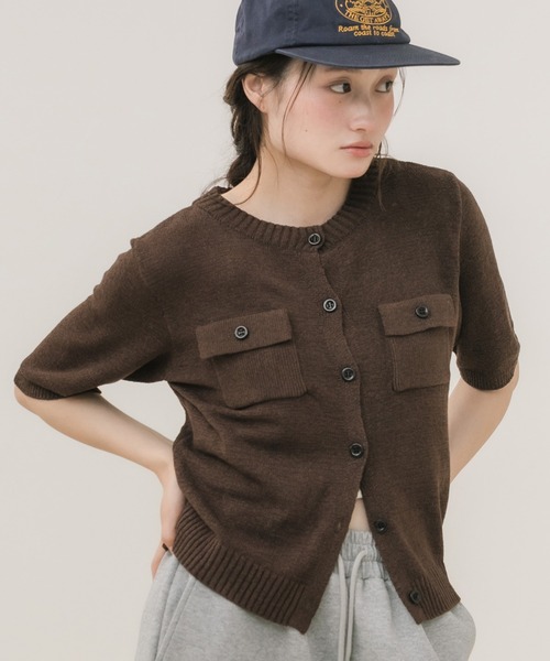 HEILIS（ヘイリス）の「テープヤーンニットカーデ / 半袖ニット 半袖カーディガン サマーニット 赤ニット クルーネック ニットカーデ 配色ボタン ポケットデザイン テープヤーン ショート丈 羽織り レディース 大人カジュアル シンプル 春服 夏服 秋服 韓国 デイリー お出かけ オフィスカジュアル（カーディガン/ボレロ・レディース・ブラウン/グレー/レッド/アイボリー・FREE）」の4枚目の写真