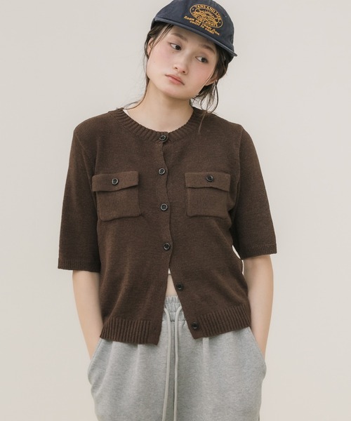 HEILIS（ヘイリス）の「テープヤーンニットカーデ / 半袖ニット 半袖カーディガン サマーニット 赤ニット クルーネック ニットカーデ 配色ボタン ポケットデザイン テープヤーン ショート丈 羽織り レディース 大人カジュアル シンプル 春服 夏服 秋服 韓国 デイリー お出かけ オフィスカジュアル（カーディガン/ボレロ・レディース・ブラウン/グレー/レッド/アイボリー・FREE）」の18枚目の写真