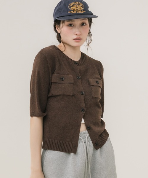 HEILIS（ヘイリス）の「テープヤーンニットカーデ / 半袖ニット 半袖カーディガン サマーニット 赤ニット クルーネック ニットカーデ 配色ボタン ポケットデザイン テープヤーン ショート丈 羽織り レディース 大人カジュアル シンプル 春服 夏服 秋服 韓国 デイリー お出かけ オフィスカジュアル（カーディガン/ボレロ・レディース・ブラウン/グレー/レッド/アイボリー・FREE）」の19枚目の写真