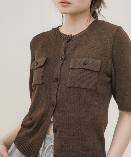 HEILIS（ヘイリス）の「テープヤーンニットカーデ / 半袖ニット 半袖カーディガン サマーニット 赤ニット クルーネック ニットカーデ 配色ボタン ポケットデザイン テープヤーン ショート丈 羽織り レディース 大人カジュアル シンプル 春服 夏服 秋服 韓国 デイリー お出かけ オフィスカジュアル（カーディガン/ボレロ・レディース・ブラウン/グレー/レッド/アイボリー・FREE）」の22枚目の写真