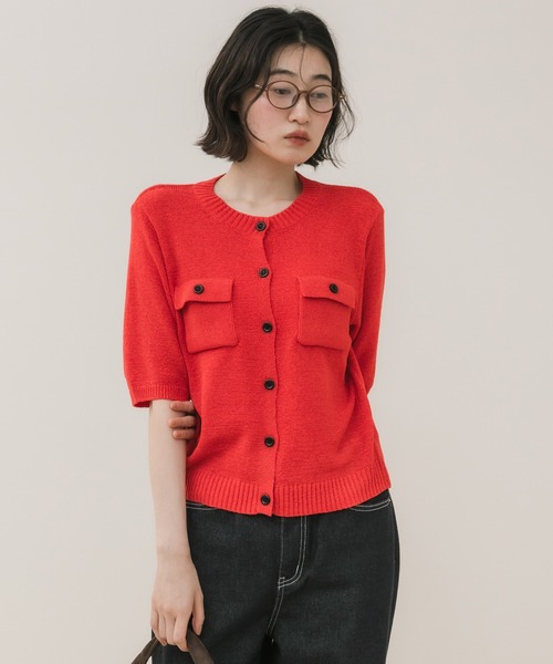 HEILIS（ヘイリス）の「テープヤーンニットカーデ / 半袖ニット 半袖カーディガン サマーニット 赤ニット クルーネック ニットカーデ 配色ボタン ポケットデザイン テープヤーン ショート丈 羽織り レディース 大人カジュアル シンプル 春服 夏服 秋服 韓国 デイリー お出かけ オフィスカジュアル（カーディガン/ボレロ・レディース・ブラウン/グレー/レッド/アイボリー・FREE）」の11枚目の写真