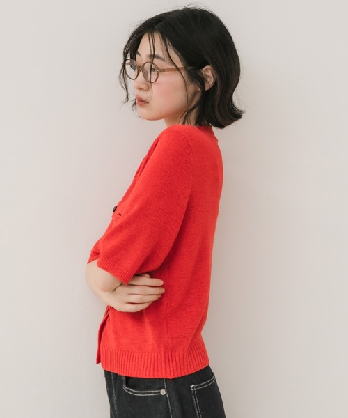 HEILIS（ヘイリス）の「テープヤーンニットカーデ / 半袖ニット 半袖カーディガン サマーニット 赤ニット クルーネック ニットカーデ 配色ボタン ポケットデザイン テープヤーン ショート丈 羽織り レディース 大人カジュアル シンプル 春服 夏服 秋服 韓国 デイリー お出かけ オフィスカジュアル（カーディガン/ボレロ・レディース・ブラウン/グレー/レッド/アイボリー・FREE）」の12枚目の写真