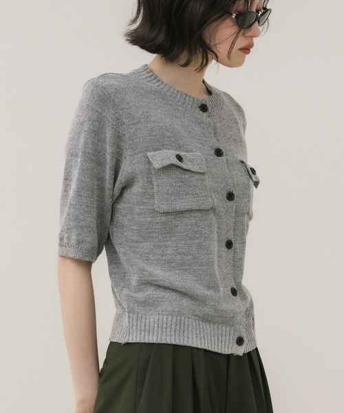 HEILIS（ヘイリス）の「テープヤーンニットカーデ / 半袖ニット 半袖カーディガン サマーニット 赤ニット クルーネック ニットカーデ 配色ボタン ポケットデザイン テープヤーン ショート丈 羽織り レディース 大人カジュアル シンプル 春服 夏服 秋服 韓国 デイリー お出かけ オフィスカジュアル（カーディガン/ボレロ・レディース・ブラウン/グレー/レッド/アイボリー・FREE）」の5枚目の写真