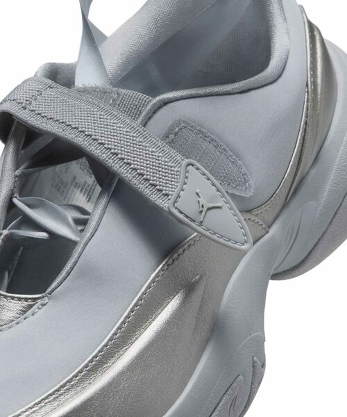JORDAN BRAND（ジョーダンブランド）の「ジョーダン ポワント ウィメンズシューズ / Jordan Pointe Women's Shoes IB8597-002 Metallic Silver（スニーカー・レディース・シルバー・24/23.5/23/24.5/22.5/22/26/25.5/25）」の7枚目の写真