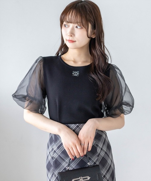 CLEAR BASIC（クリアベーシック）の「オーガンジーバルーンスリーブロゴ刺繍ニットトップス［骨格ウェーブ/シアー/透け感/パワショル/抜け感］（ニット/セーター・レディース・ブラック/オフホワイト・F）」の2枚目の写真