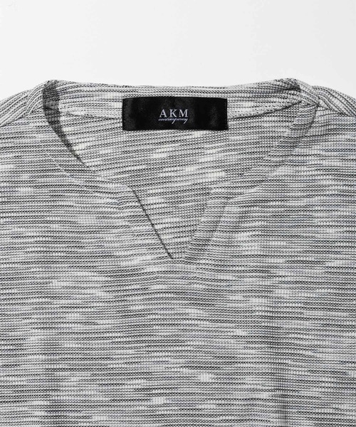 AKM Contemporary(エイケイエムコンテンポラリー)の「【WEB・直営店限定】AKM Contemporary(エイケイエムコンテンポラリー)マルチボーダーキーネック半袖Tシャツ(Tシャツ/カットソー・メンズ・グレー/ブルー/ライトベージュ・XL/L/M/S)」の8枚目の写真